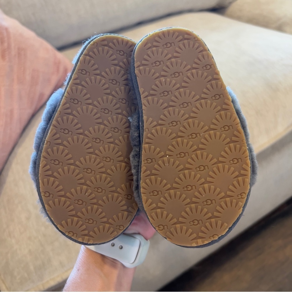 UGG Charcoal Kids' Furry Slippers - Picture 3 of 3